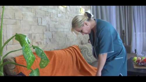 Молодой парень трахнул уборщицу в попу