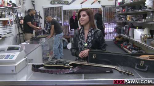 Потрахалась в пизду с продавцом музыкальных инструментов, чтобы получить скидку 