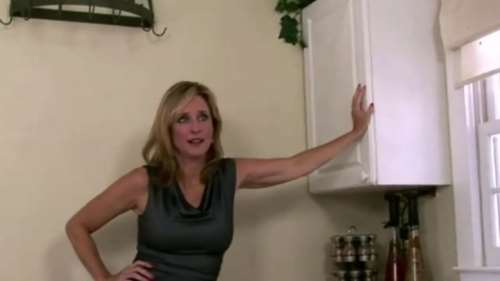 Блондинка изменила мужу и поебалась с другом в киску раком 