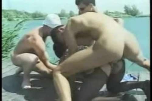 Подборка роликов с куколдами, которые слизывают чужую сперму с писек жен 