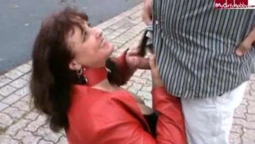 Толстая проститутка делает минет на улице и трахается раком за деньги 