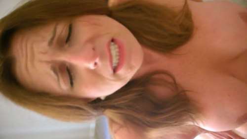 Женщина с большими титьками мастурбирует киску и стонет от кайфа 