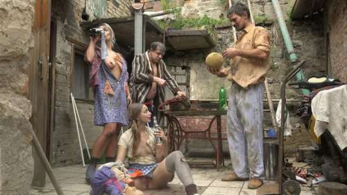 Путешественники наткнулись на нарко-притон и трахнули молодую алкашку в киску 