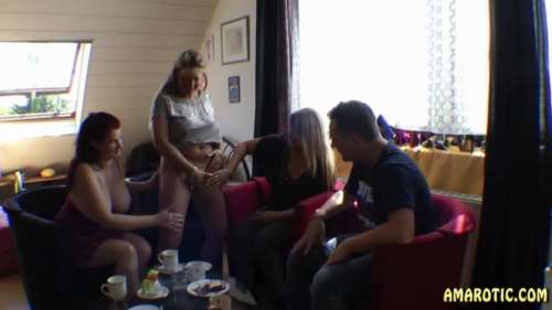 Бабы устроили групповой секс с опытным другом и поебались в письки 