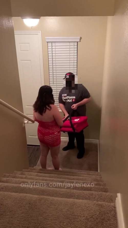 Доставщик пиццы трахнул толстую бабу в киску вместо оплаты 