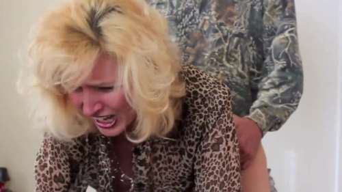 Мачеха показала большие сиськи и напросилась на жесткий секс с пасынком 